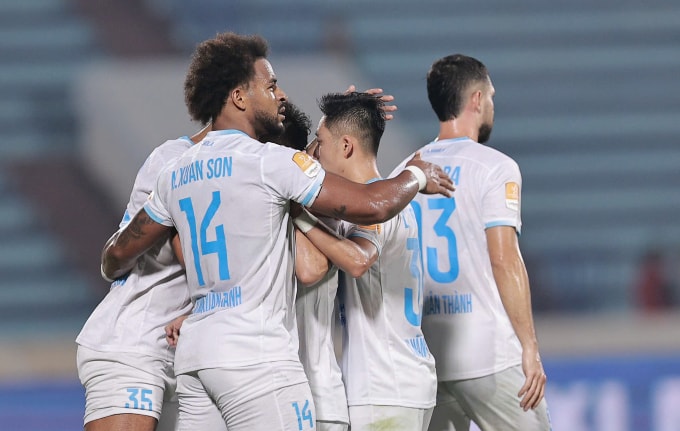 Thắng Long Long An 2-0 ở vòng 1/16 Cup Quốc gia 2025-2026 tối 23/11 trên sân Thiên Trường giúp Nam Định trải qua 7 trận không thắng. Ảnh: Nghĩa Hưng