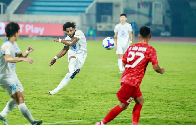 Xuân Son đá phạt từ ngoài vòng cấm bóng trúng cột dọc Long An trong trận 1/16 Cup Quốc gia 2025-2026 tối 23/11 trên sân Thiên Trường. Ảnh: Nghĩa Hưng