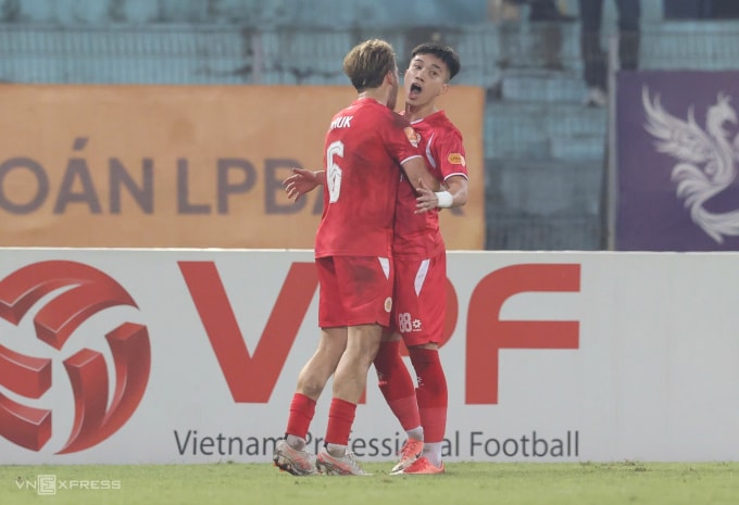 Tiền vệ Công an Hà Nội Lê Văn Đô (phải) mừng bàn nâng tỷ số lên 2-1 của Stefan Mauk ở phút 77. Ảnh: Hoàng Huynh.