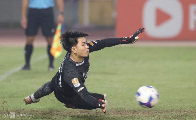 Thủ môn Thể Công Nguyễn Văn Việt cản cú sút của Cao Pendant Quang Vinh ở lượt luân lưu thứ nhất, trong trận hòa Công an Hà Nội 2-2 rồi thắng luân lưu 5-4 tại vòng 1/8 Cup Quốc gia 2025-2026, trên sân Hàng Đẫy, Hà Nội ngày 23/11/2025. Ảnh: Hoàng Huynh.