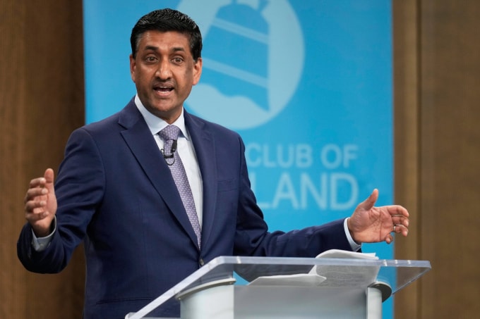Hạ nghị sĩ Ro Khanna phát biểu tại Cleveland hồi tháng 4. Ảnh: AP