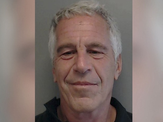 Ảnh chụp Jeffrey Epstein trong hồ sơ cảnh báo tội phạm tình dục năm 2013 tại Cơ quan Thực thi Pháp luật bang Florida. Ảnh: AFP