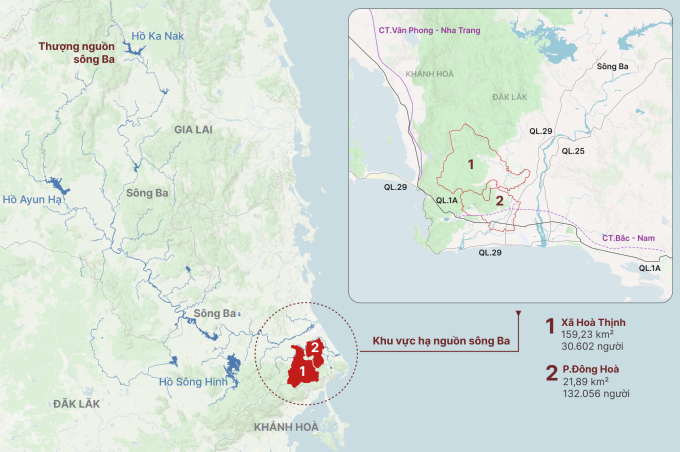 Hoà Thịnh, Đông Hoà nằm ở hạ lưu sông nên hứng chịu lượng lũ lớn, nhưng tiêu thoát khó khăn do lũ bị chắn bởi đường cao tốc và triều cường dâng ở cửa biển. Đồ hoạ: Hoàng Khánh