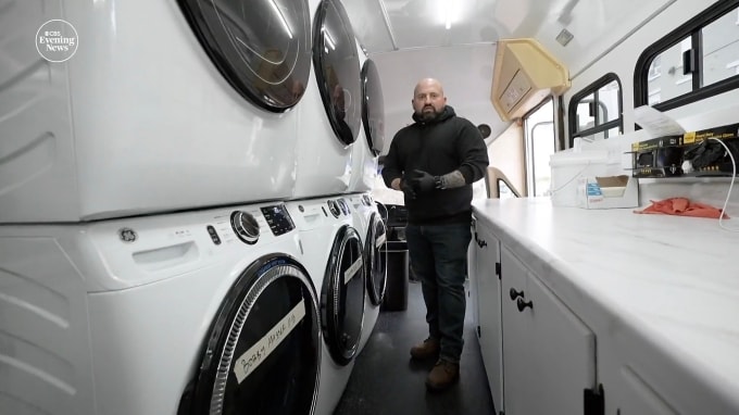 Wade Milyard lắp đầy xe buýt cũ với máy giặt và máy sấy để giặt quần áo cho người vô gia cư. Ảnh: CBS