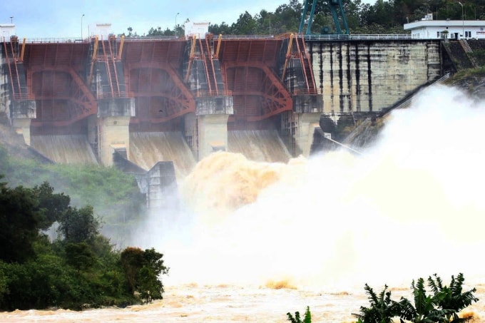 Hồ Đại Ninh xả lũ hôm 20/11. Ảnh: Khánh Hương