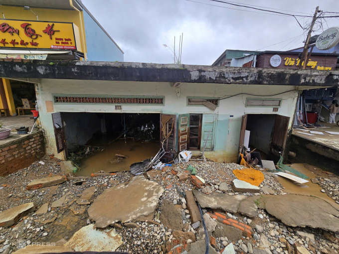 Nhà dân dưới chân đập Đa Nhim, Lâm Đồng, bị lũ làm hư hại, ngày 21/11. Ảnh: Phước Tuấn - Trường Hà