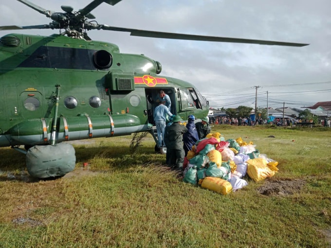 Trực thăng đáp xuống khu vực ngập nặng ở Hòa Xuân để cứu trợ. Ảnh: Sư đoàn 372