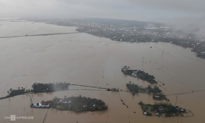 Một số khu vực ở phường Đông Hoà, Đăk Lăk (Phú Yên cũ) vẫn bị nước bao vây, chiều 23/11. Ảnh: Thanh Tùng