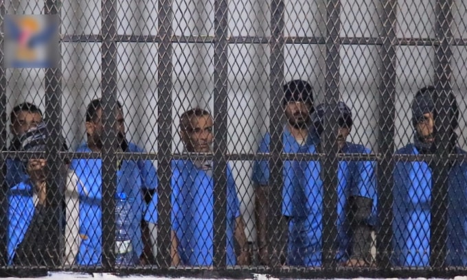 Các bị cáo trong phiên xử của tòa hình sự ở thủ đô Sanaa ngày 22/11. Ảnh: Saba