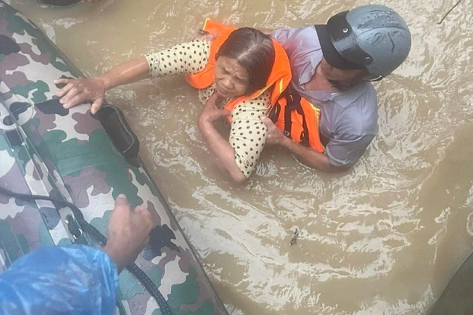 Người dân ở xã Hòa Thịnh được lực lượng chức năng giải cứu, ngày 22/11. Ảnh: Thái Hà