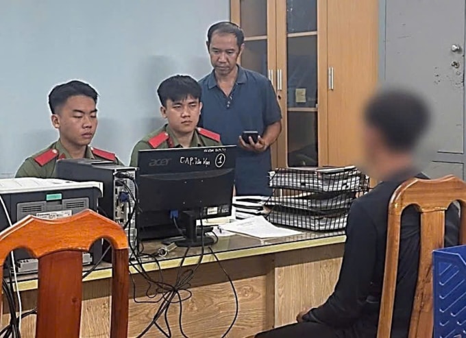 Cảnh sát làm việc với Tương. Ảnh: Thái Hà