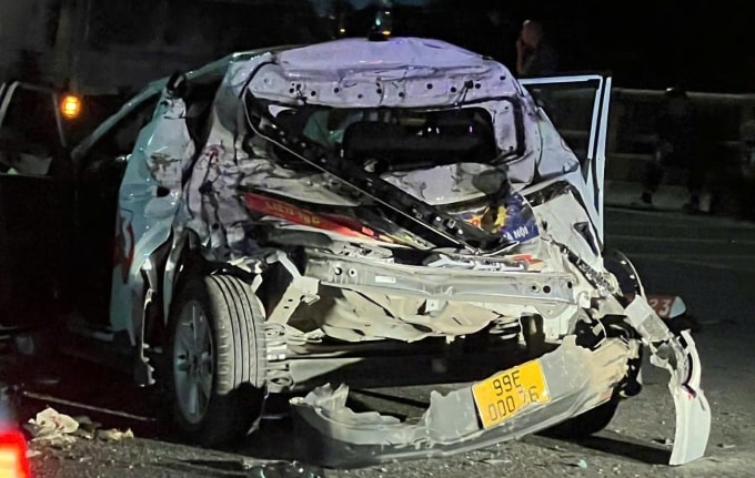 Xe con 5 chỗ biến dạng sau tai nạn. Ảnh: Quốc An