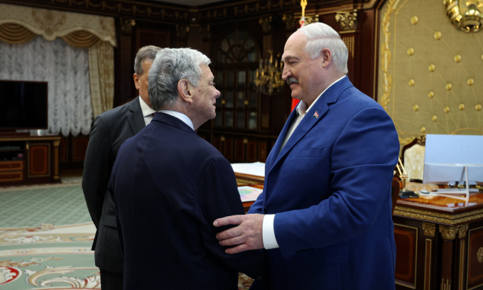 Tổng thống Belarus Alexander Lukashenko (phải) và phái viên Mỹ John Coale tại Minsk hồi tháng 9. Ảnh: AFP