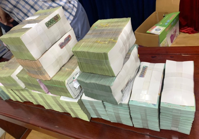 Số tiền 4,5 tỷ đồng tang vật thu được từ tay Zhao Xin. Ảnh: Yên Khánh