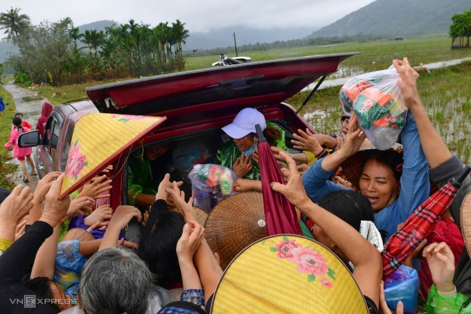 Đông nghịt người nhận đồ hàng cứu trợ tại thôn Mỹ Điền, xã Hòa Thịnh, tỉnh Đăk Lăk sáng 23/11. Ảnh: Thanh Tùng