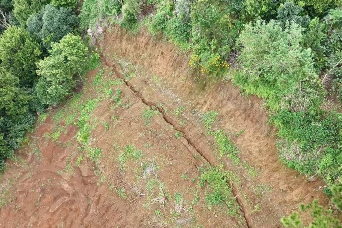 Vết nứt chạy dọc quả đồi. Ảnh: Minh Bằng
