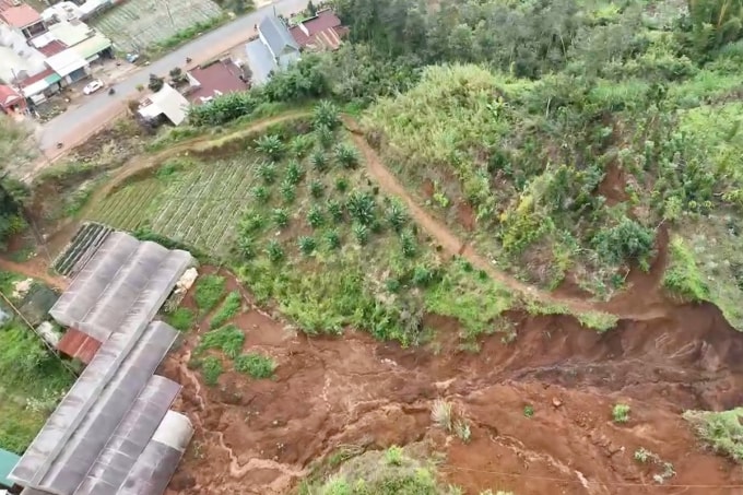 Đất đá ở chân đồi sạt lở tràn xuống phía dưới. Ảnh: Minh Bằng