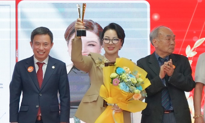 Bà Phạm Thị Kim Loan nhận giải thưởng Hiệp sĩ sáng chế ngoài nước. Ảnh: Bảo Lâm