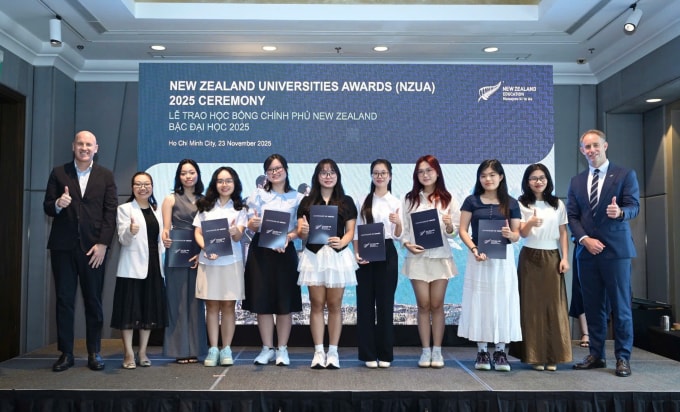 Đại diện Tổng Lãnh sự New Zealand tại TP HCM, ENZ và các học sinh giành học bổng NZUA năm 2025. Ảnh: ENZ