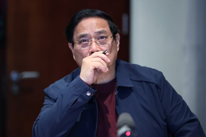 Thủ tướng Phạm Minh Chính chủ trì họp trực tuyến từ Nam Phi với trong nước về khắc phục hậu quả mưa lũ, sáng 23/11. Ảnh: Nhật Bắc