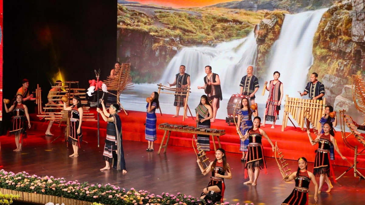 Một tiết mục biểu diễn nhạc cụ dân tộc Tây Nguyên có kết hợp cồng chiêng tại Đà Lạt, tháng 7/2025. Ảnh: Khải Nguyên