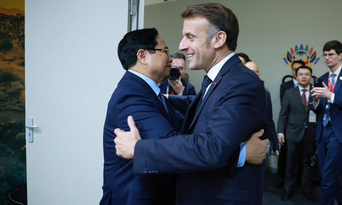 Thủ tướng Phạm Minh Chính gặp Tổng thống Pháp Emmanuel Macron tại hội nghị G20 hôm 23/11. Ảnh: VGP