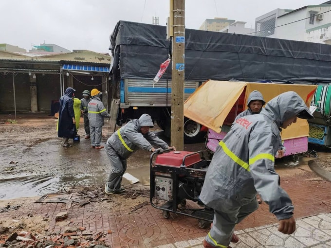 Nhân viên Viettel Gia Lai chuyển thiết bị đi cứu sóng. Ảnh: VTT