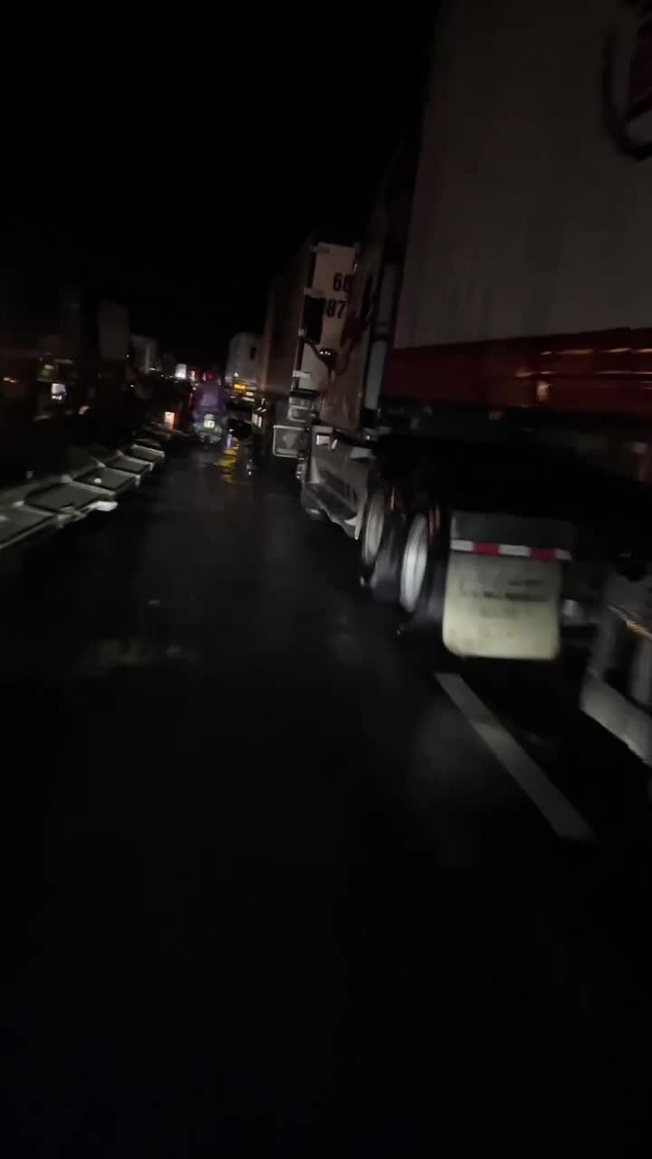 Vượt hàng trăm kilomet về nhà trong rốn lũ