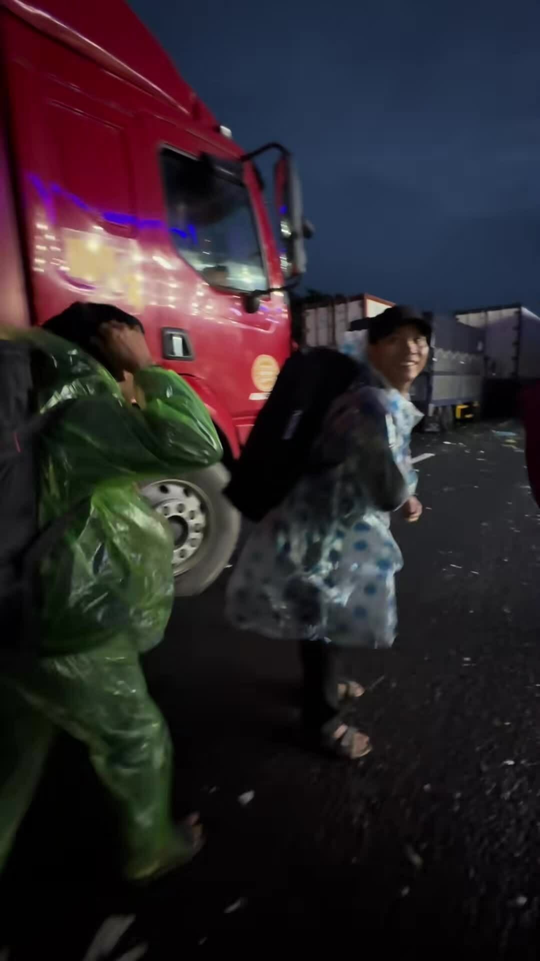 Vượt hàng trăm kilomet về nhà trong rốn lũ