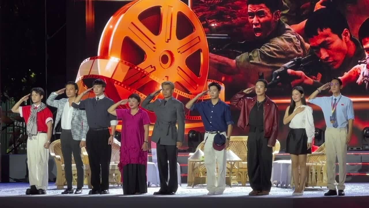 Khán giả đến giao lưu cùng dàn diễn viên