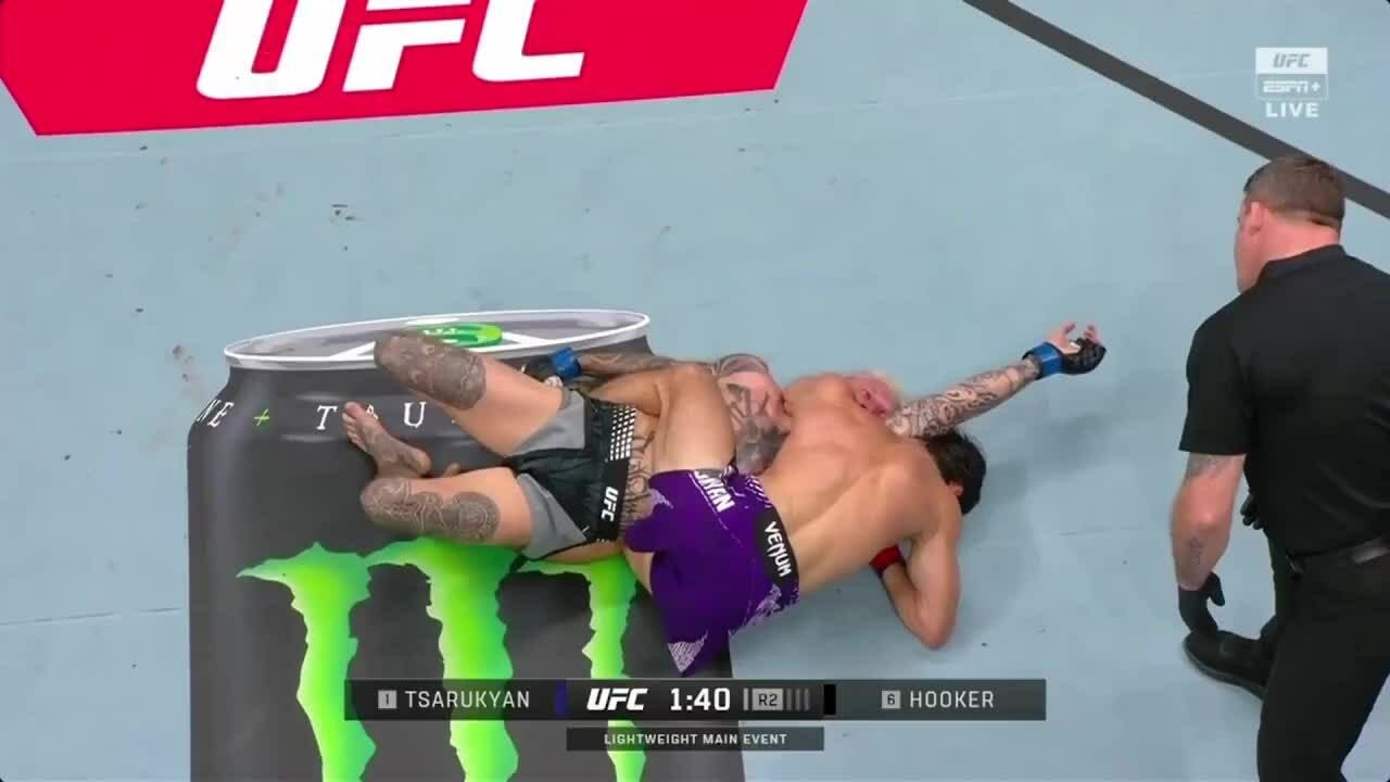 Arman Tsarukyan thắng Dan Hooker knock-out kỹ thuật