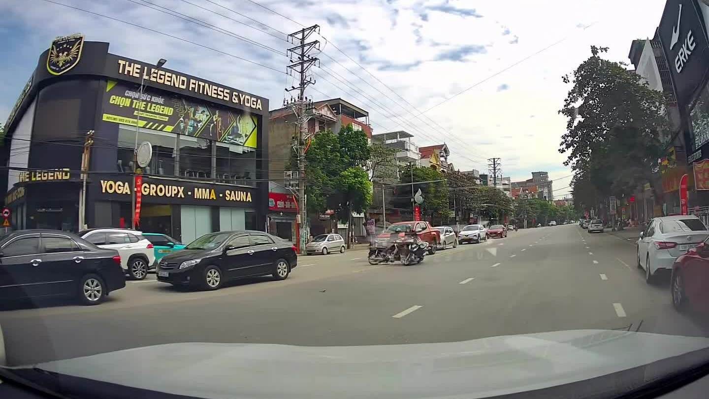 Hai xe máy đâm nhau trước đầu ôtô 