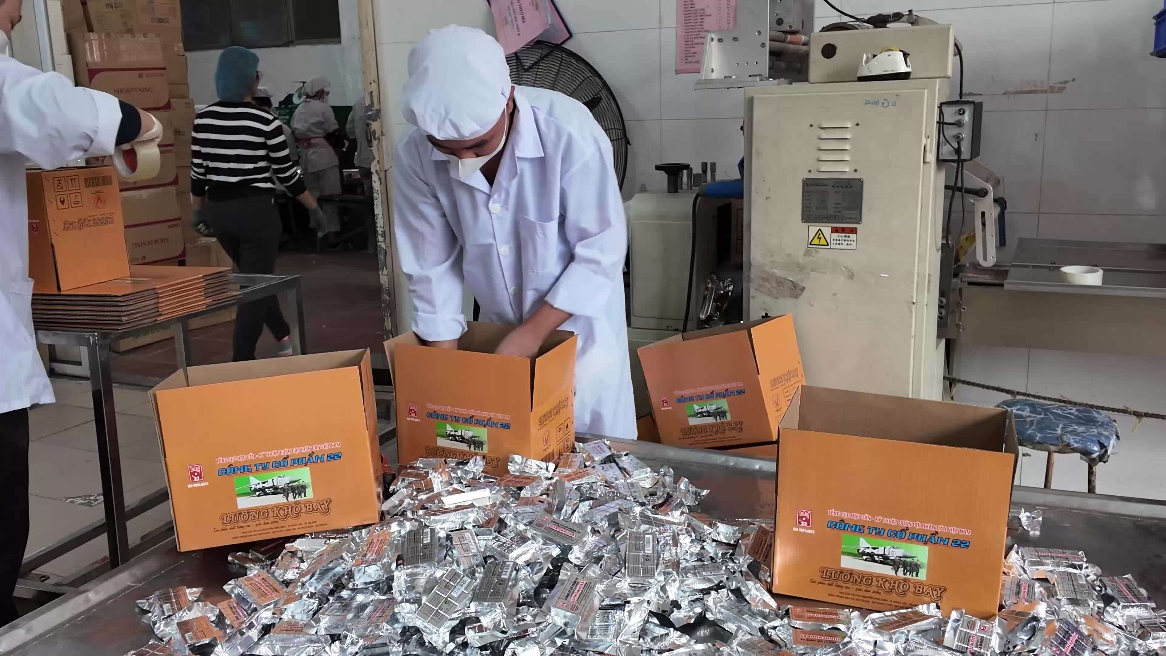 Quân đội xuyên đêm sản xuất 30 tấn lương khô cứu trợ miền Trung