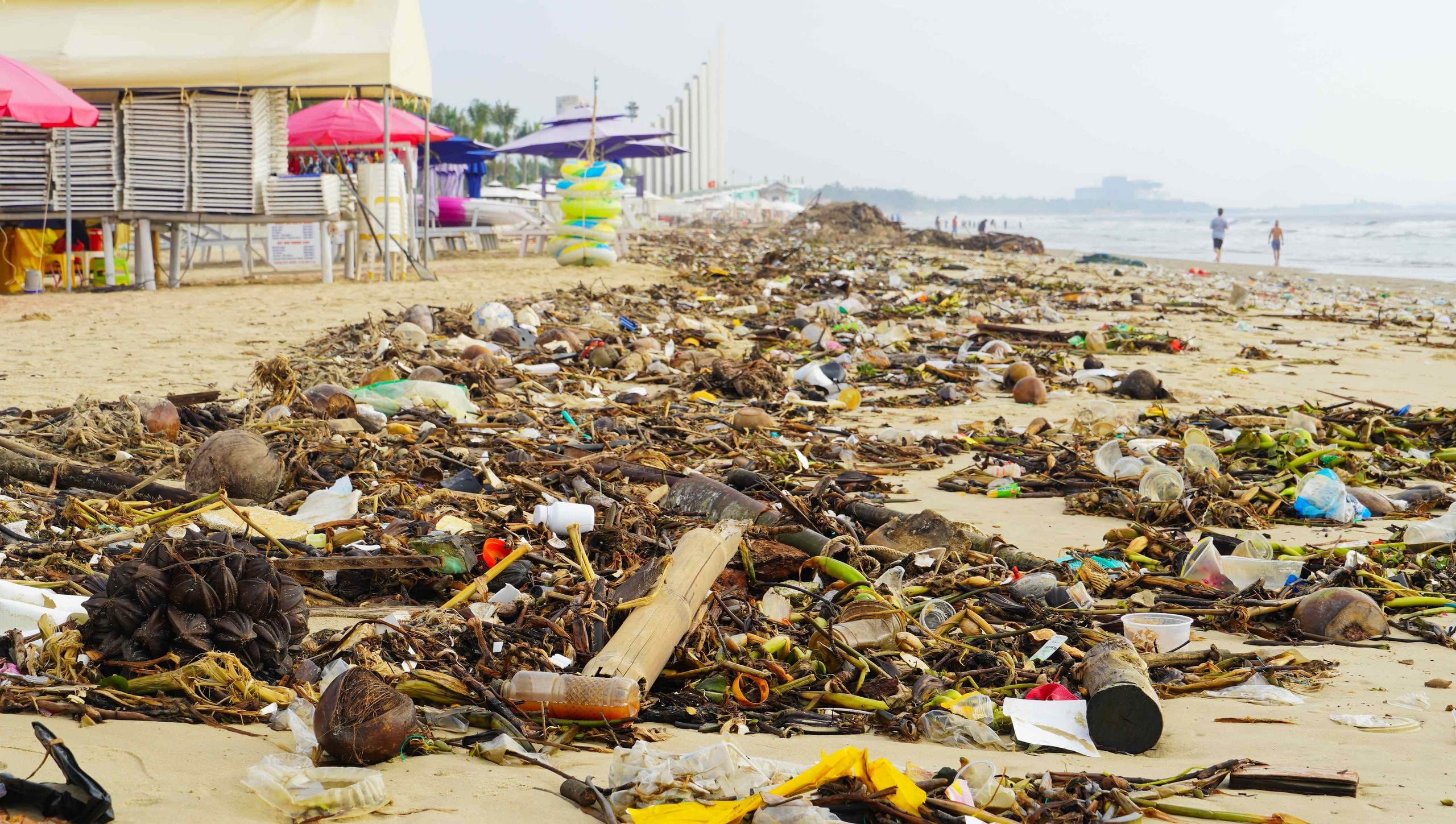 Bãi Sau Vũng Tàu "oằn mình" trước làn sóng rác thải đại dương - Ảnh 1.