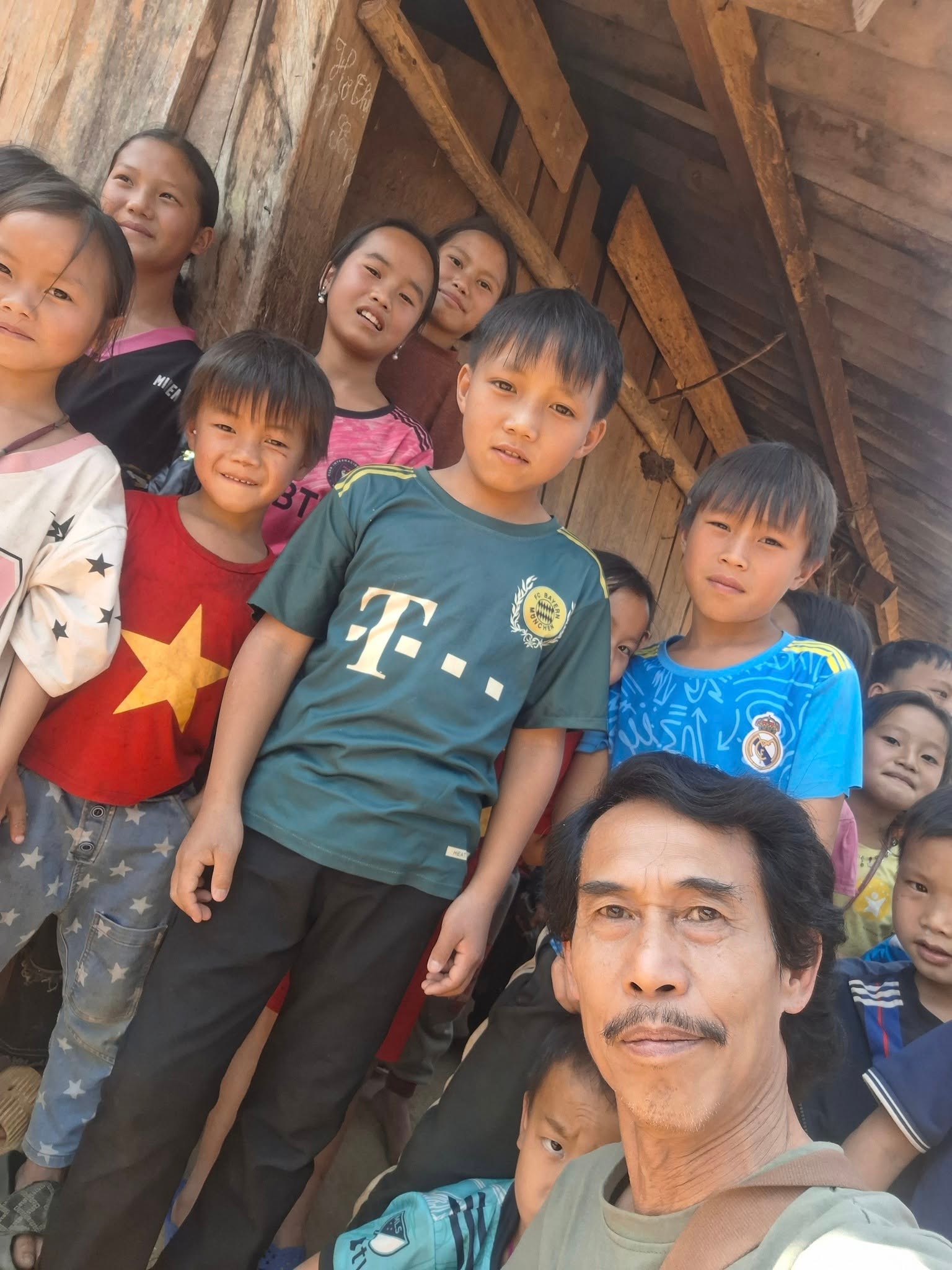 NSƯT Phú Đôn người đàn ông khắc khổ trên phim, khi về hưu sống bình yên bên vợ trẻ đẹp kém 25 tuổi- Ảnh 8.