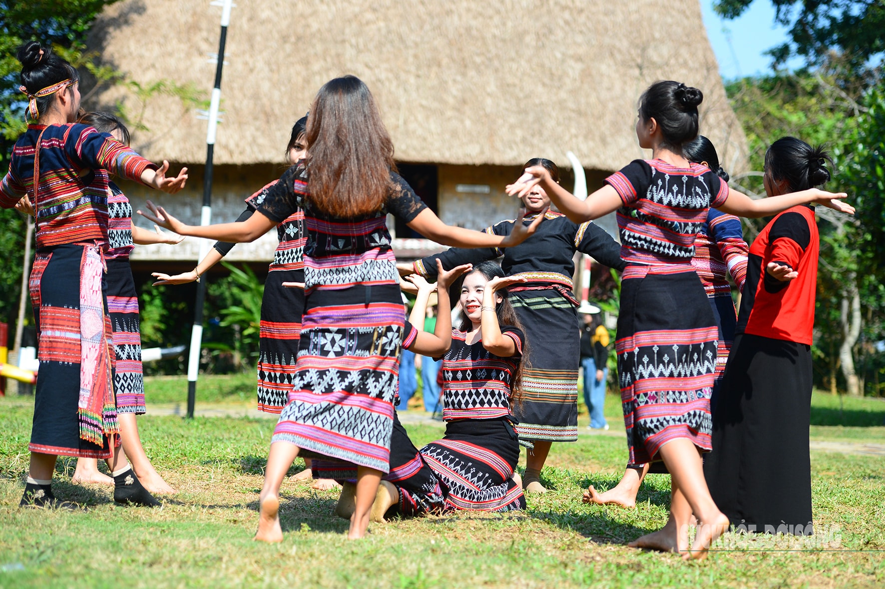 Vũ điệu cồng chiêng trong Ngày Đại đoàn kết các dân tộc- Ảnh 7.