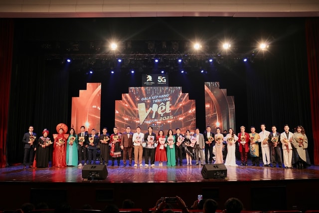 Gala Xếp hạng Tiếng hát Việt toàn cầu 2025: Đêm nhạc mãn nhãn, khép lại hành trình tìm kiếm tài năng âm nhạc Việt- Ảnh 2. Gala Xếp hạng Tiếng hát Việt toàn cầu 2025: Đêm nhạc mãn nhãn, khép lại hành trình tìm kiếm tài năng âm nhạc Việt- Ảnh 2.