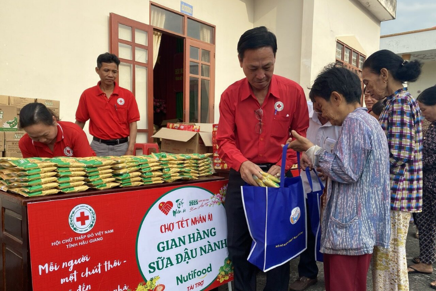 Trao quà tặng cho bà con trong phong trào Tết Nhân ái 2025