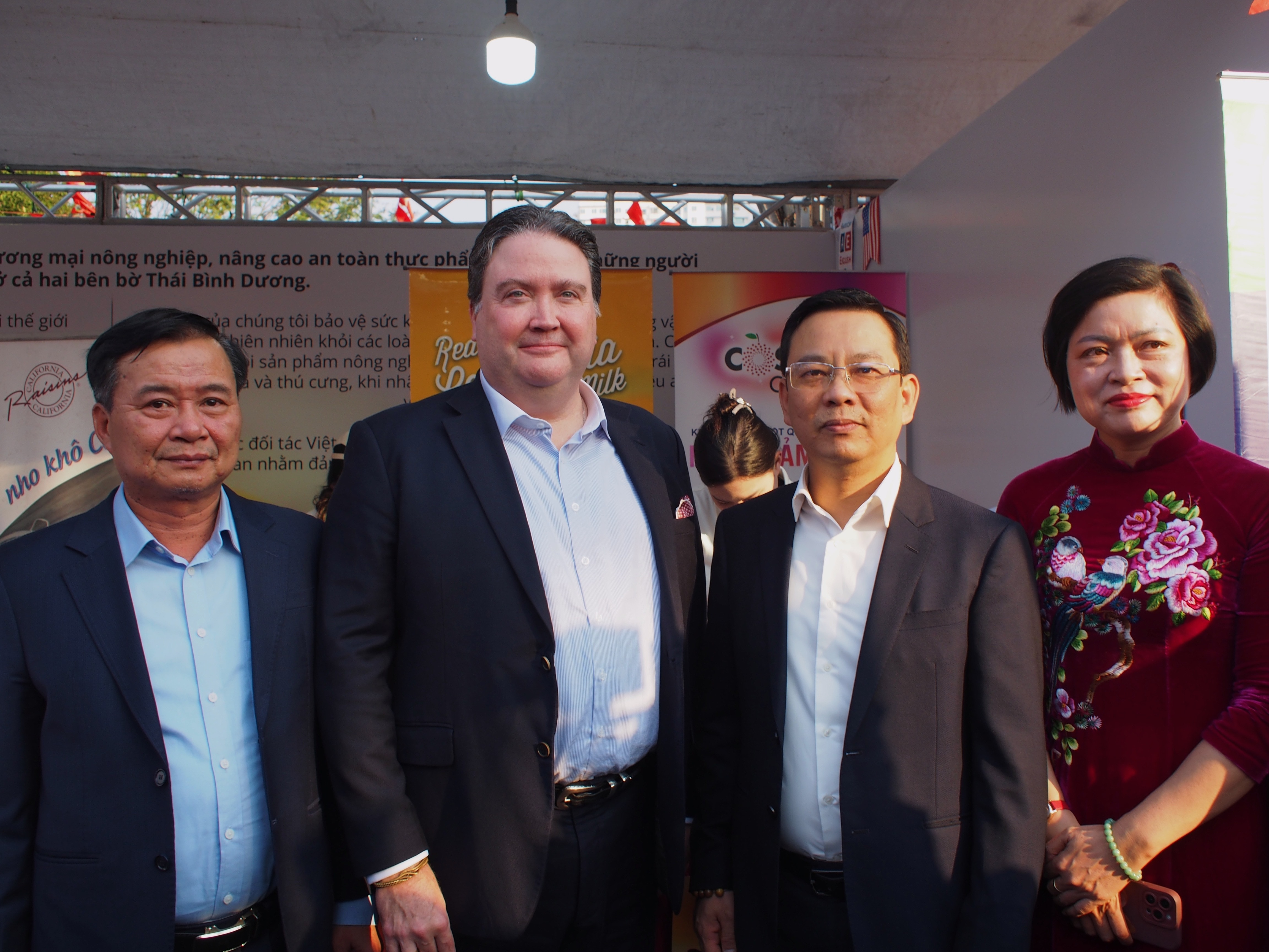 Đại sứ Knapper tham dự Lễ hội Hữu nghị Hoa Kỳ - Việt Nam tại Hà Nội.