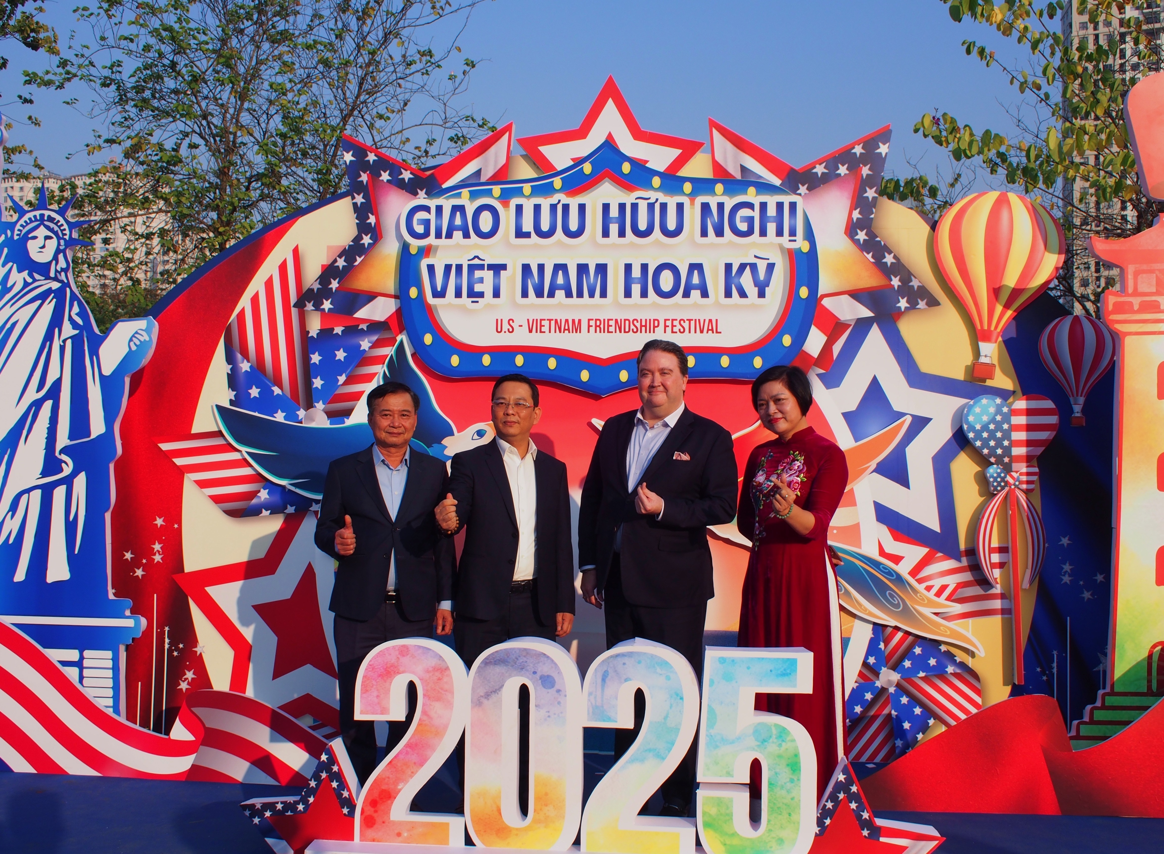 Đại sứ Knapper tham dự Lễ hội Hữu nghị Hoa Kỳ - Việt Nam tại Hà Nội.