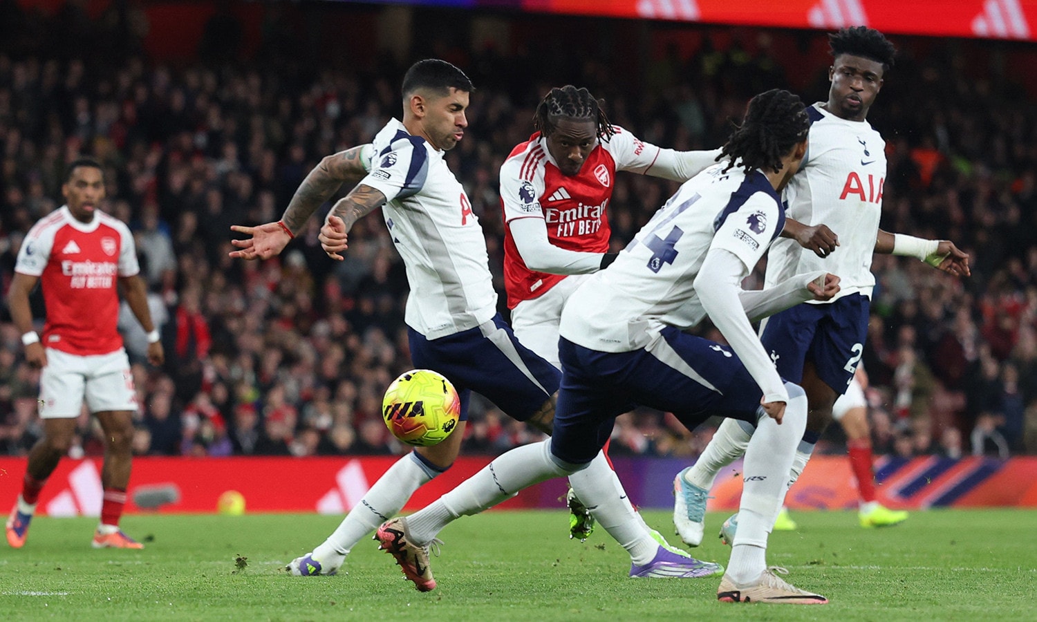 Arsenal đánh bại Tottenham với màn trình diễn xuất sắc của Eze. (Ảnh: Reuters)