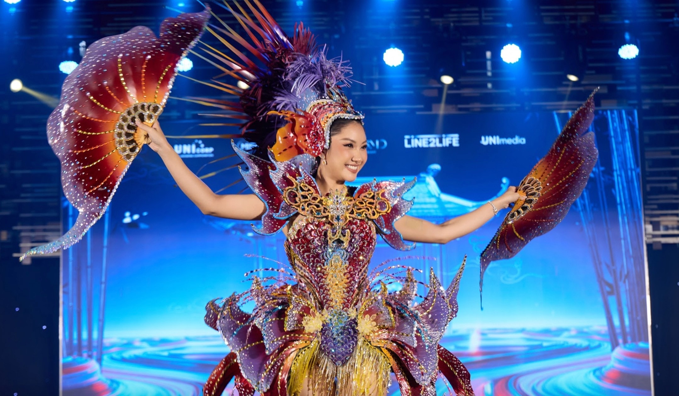 Phương Linh mang tới cuộc thi trang phục lấy cảm hứng từ hình tượng 