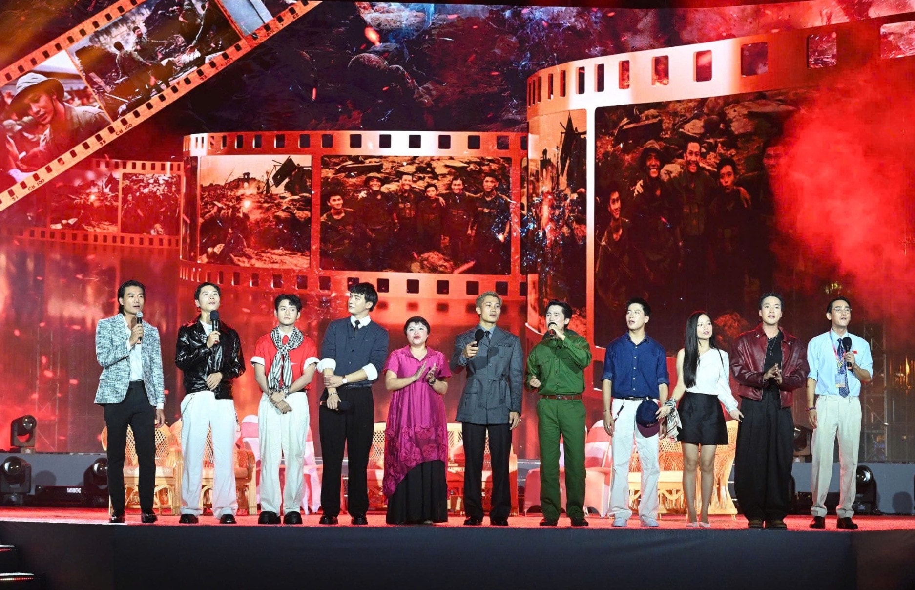 Dàn diễn viên Mưa đỏ cùng nhau thể hiện ca khúc