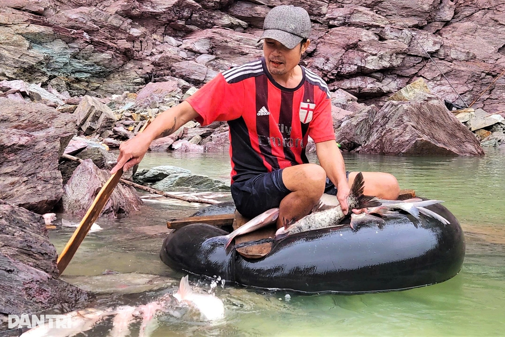 Săn cá dài cả mét dưới miệng cửa tràn xả lũ hồ Kẻ Gỗ - 5