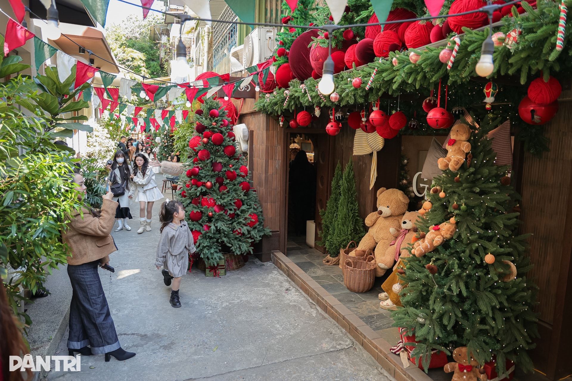 Chi trăm triệu đồng làm tuyết nhân tạo, quán cà phê Hà Nội chật kín khách - 13 Chi trăm triệu đồng làm tuyết nhân tạo, quán cà phê Hà Nội chật kín khách - 13