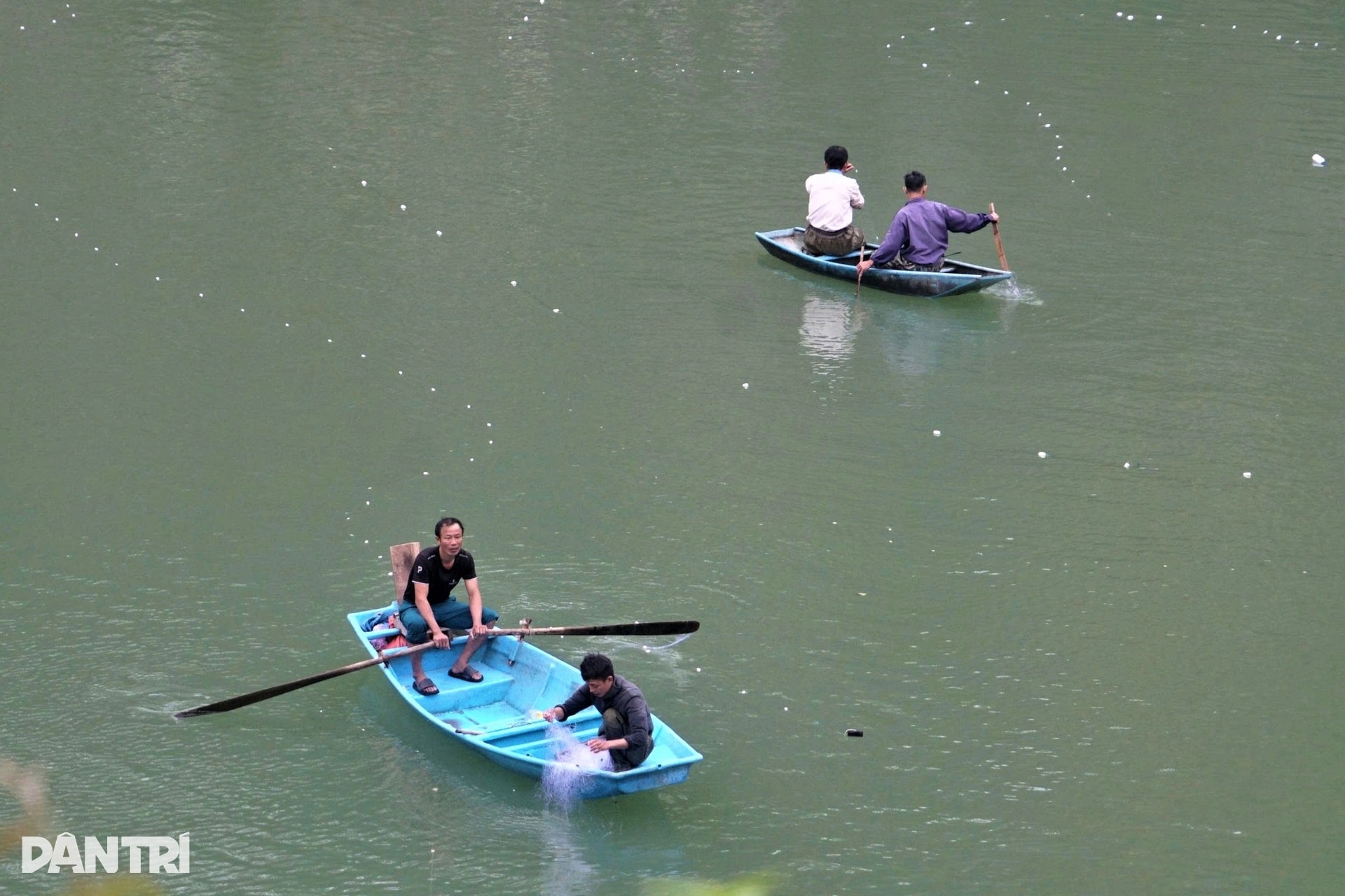 Săn cá dài cả mét dưới miệng cửa tràn xả lũ hồ Kẻ Gỗ - 3