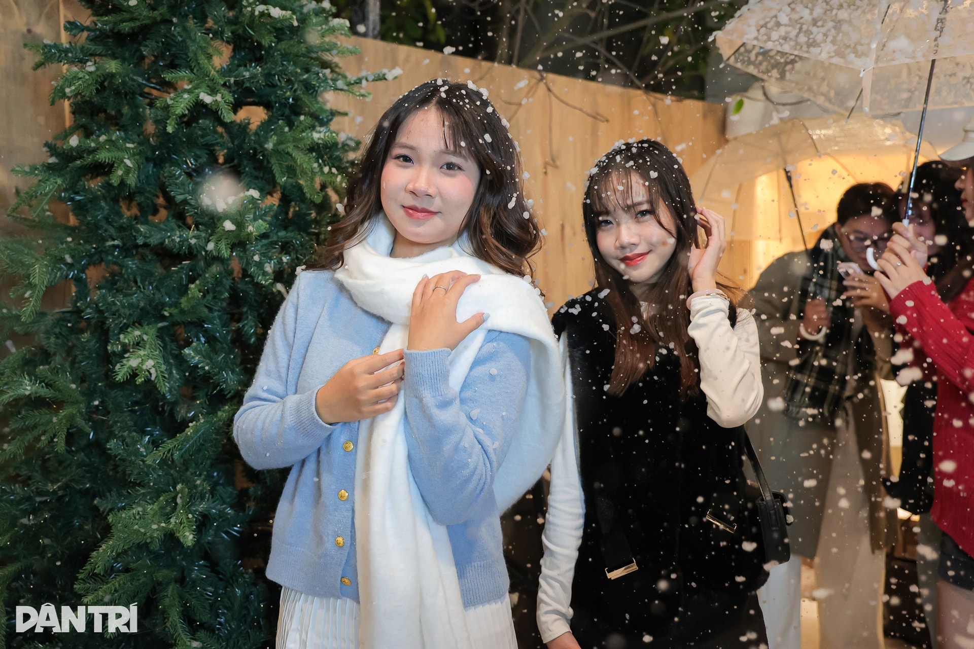 Chi trăm triệu đồng làm tuyết nhân tạo, quán cà phê Hà Nội chật kín khách - 3 Chi trăm triệu đồng làm tuyết nhân tạo, quán cà phê Hà Nội chật kín khách - 3