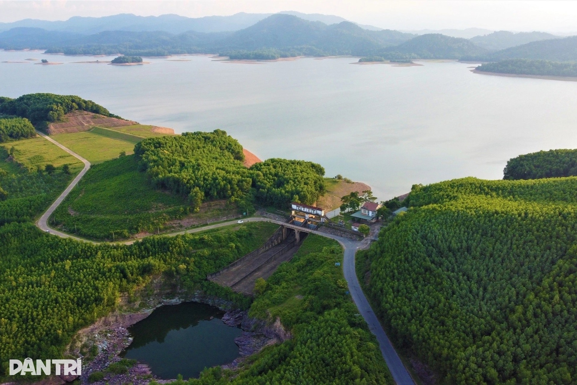 Săn cá dài cả mét dưới miệng cửa tràn xả lũ hồ Kẻ Gỗ - 11