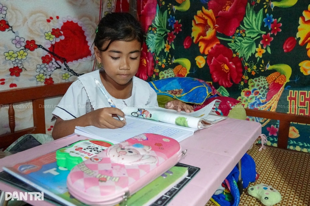 Mẹ đơn thân lay lắt nuôi con gái 9 tuổi trong căn nhà sắp sập - 3 Mẹ đơn thân lay lắt nuôi con gái 9 tuổi trong căn nhà sắp sập - 3