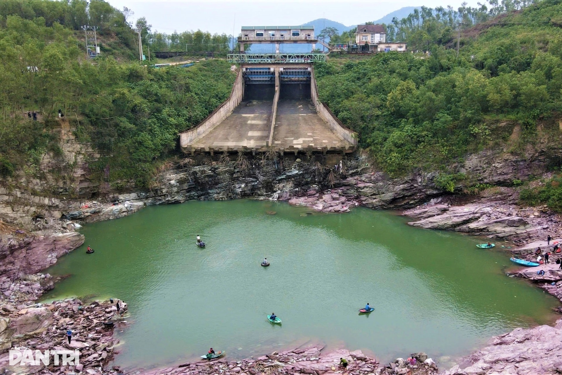 Săn cá dài cả mét dưới miệng cửa tràn xả lũ hồ Kẻ Gỗ - 1